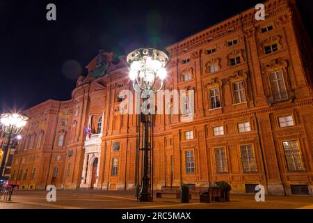 Turin, Italie - 27 mars 2022 : Palazzo Carignano est un bâtiment historique dans le centre de Turin, qui abrite le Musée du Risorgimento. Nommé A. Banque D'Images