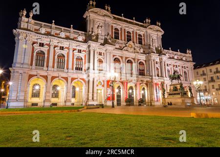 Turin, Italie - 27 mars 2022 : Palazzo Carignano est un bâtiment historique dans le centre de Turin, qui abrite le Musée du Risorgimento. Nommé A. Banque D'Images