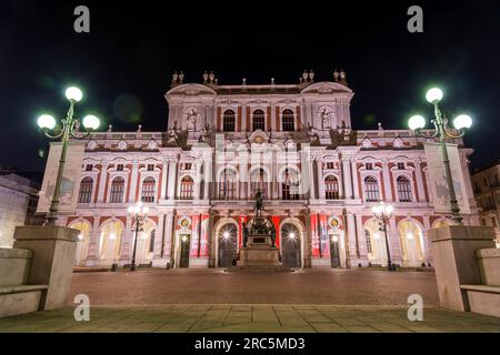 Turin, Italie - 27 mars 2022 : Palazzo Carignano est un bâtiment historique dans le centre de Turin, qui abrite le Musée du Risorgimento. Nommé A. Banque D'Images