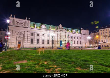 Turin, Italie - 27 mars 2022 : Piazza Carlo Alberto est l'une des places piétonnes historiques du centre de Turin, située derrière le Palazzo Carig Banque D'Images