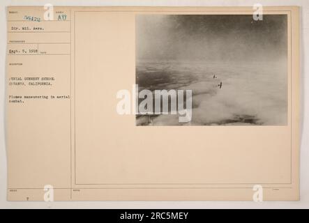 École d'artillerie aérienne à Oneonta, Californie. Cette photographie montre des avions engagés dans des manœuvres de combat aérien. Elle a été prise le 5 septembre 1918 et fait partie de la collection des photographies des activités militaires américaines pendant la première Guerre mondiale. Crédit photo au directeur de l'aéronautique militaire, numéro 56422. Banque D'Images