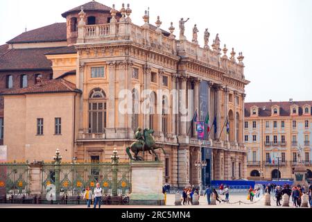 Turin, Italie - 27 mars 2022 : Palazzo Madama e Casaforte degli Acaja est un palais de Turin. Situé sur la place Piazza Castello. Banque D'Images