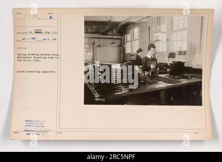 L'image montre des travailleuses de la Winchester Repeating Arms Co. À New Haven, Connecticut, assemblant des magazines pour des mitrailleuses Browning pendant la première Guerre mondiale. La photographie a été prise le 6 avril 1918 et a été publiée par le ministère de la Guerre le 27 avril 1918. Banque D'Images