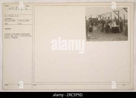 Prisonniers allemands préparant leur propre repas à Pierrefitte, Meuse, France pendant la première Guerre mondiale. Cette photographie, prise par R.C. Prix le 26 février 1919, présente les activités quotidiennes des soldats allemands capturés pendant leur internement. Les prisonniers peuvent être vus rassemblés autour d'une zone de cuisson improvisée, démontrant un niveau d'autonomie dans la préparation de leurs aliments. Banque D'Images