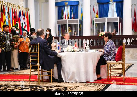 Jakarta, Indonésie. 12 juillet 2023. Wang Yi (C), directeur du bureau de la Commission centrale des affaires étrangères, assiste à une réunion tripartite avec le ministre russe des affaires étrangères Sergei Lavrov (L, Front) et le ministre indonésien des affaires étrangères Retno Marsudi (R, Front) à Jakarta, Indonésie, le 12 juillet 2023. Crédit : Xu Qin/Xinhua/Alamy Live News Banque D'Images