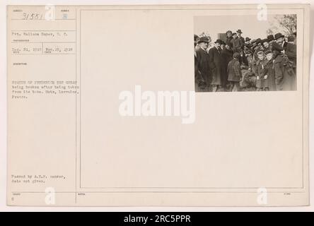 Le soldat Wallace Soper, S.C., a pris cette photographie le 21 décembre 1918. L'image capture la statue de Frédérique le Grand, qui a été retirée de sa base et est en train d'être brisée à Metz, Lorraine, France. La photographie a été approuvée par le censeur de l'A.E.F, bien que la date exacte de passage soit inconnue. (28FS) Banque D'Images