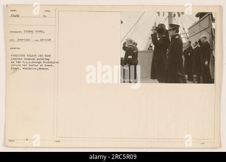 Le président Woodrow Wilson et le contre-amiral Grayson saluant comme les U.S.S. George Washington entre dans le port de Brest, en France, pendant la première Guerre mondiale Cette photographie a été prise en décembre 1918 et fait partie de la collection des activités militaires américaines pendant la guerre. Le président Wilson a joué un rôle clé en dirigeant les États-Unis pendant ce conflit mondial. Banque D'Images