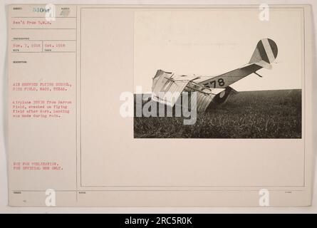 L'avion 38578 de Barron Field, utilisé par l'Air Service Flying School à Rich Field à Waco, Texas, a fait naufrage sur le terrain de vol après la tombée de la nuit lors d'un atterrissage sous la pluie. La photographie a été prise le 7 novembre 1918 et est marquée comme n'étant pas destinée à la publication, pour usage officiel seulement. Banque D'Images