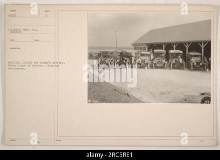 Les membres du Motor corps of America de la Ligue nationale pour le service des femmes nettoient les ambulances. La photographie, avec le numéro 48358, a été prise à l'Université Columbia, en Caroline du Sud. Le photographe, Reco, décrit la scène comme des individus nettoyant la litière médicale des ambulances. Des notes supplémentaires mentionnent le symbole « Mo » et le chiffre 948358. Banque D'Images