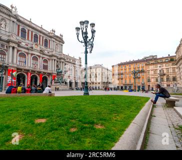 Turin, Italie - 27 mars 2022 : Piazza Carlo Alberto est l'une des places piétonnes historiques du centre de Turin, située derrière le Palazzo Carig Banque D'Images