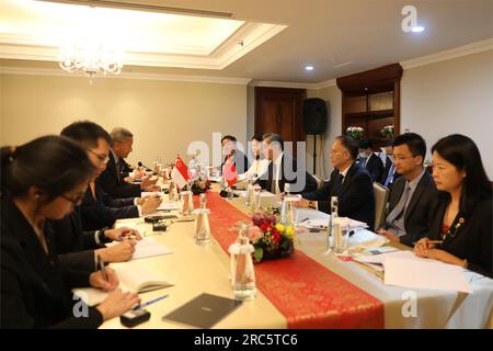 Jakarta, Indonésie. 12 juillet 2023. Wang Yi, directeur du bureau de la Commission centrale des affaires étrangères, rencontre la ministre singapourienne des affaires étrangères Vivian Balakrishnan à Jakarta, en Indonésie, le 12 juillet 2023. Crédit : Li Zhiquan/Xinhua/Alamy Live News Banque D'Images