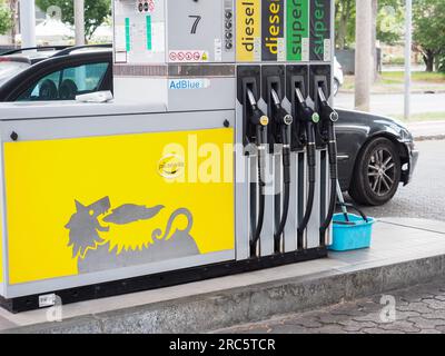 Cremona, Italie - juillet 3 2023 voiture de recharge en libre-service client à la station-service eni Banque D'Images