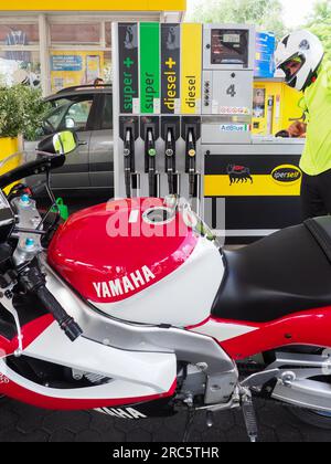 Cremona, Italie - juillet 3 2023 libre-service client recharge des motos à la station-service eni Banque D'Images