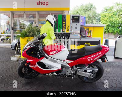 Cremona, Italie - juillet 3 2023 libre-service client recharge des motos à la station-service eni Banque D'Images