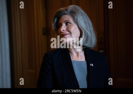 Washington, États-Unis. 12 juillet 2023. Le sénateur Joni Ernst (R-IA) traverse les États-Unis Capitol, à Washington, DC, le mercredi 12 juillet, 2023. (Graeme Sloan/Sipa USA) crédit : SIPA USA/Alamy Live News Banque D'Images