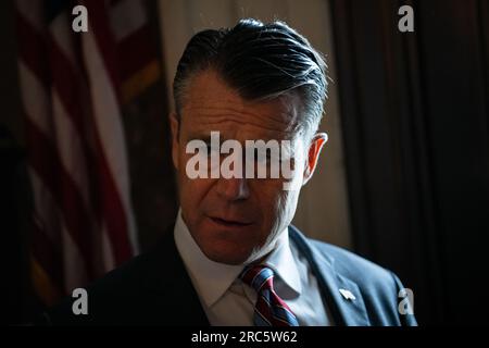 Washington, États-Unis. 12 juillet 2023. Le sénateur Todd Young (R-IN) s’adresse aux médias aux États-Unis Capitol, à Washington, DC, le mercredi 12 juillet, 2023. (Graeme Sloan/Sipa USA) crédit : SIPA USA/Alamy Live News Banque D'Images