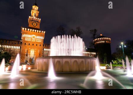 Milan, Italie - 1 AVRIL 2022 : le Castello Sforzesco est une fortification médiévale située à Milan. Construit au 15e siècle par Francesco Sforza, duc Banque D'Images