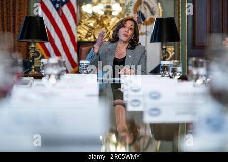 Washington, DC, États-Unis. 12 juillet 2023. La vice-présidente Kamala Harris prononce une allocution devant les responsables de la protection des consommateurs, du travail et des droits civiques lors d’une réunion pour discuter des risques liés à l’intelligence artificielle dans le bureau cérémonial de Vice Presidents sur le campus de la Maison Blanche à Washington, DC, États-Unis, le 12 juillet 2023. Crédit : Shawn Thew/Pool via CNP/dpa/Alamy Live News Banque D'Images