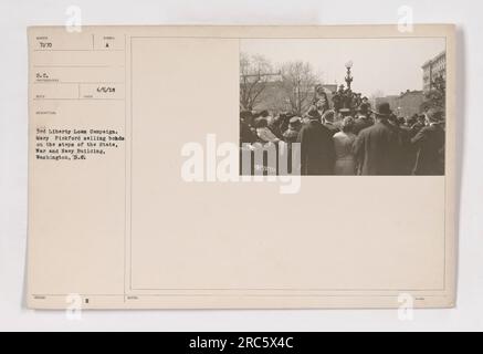 Mary Pickford, une actrice célèbre, participe à la 3e campagne de prêt à la liberté en vendant des obligations sur les marches du State, War and Navy Building à Washington DC La photographie a été prise le 6 avril 1918. Banque D'Images