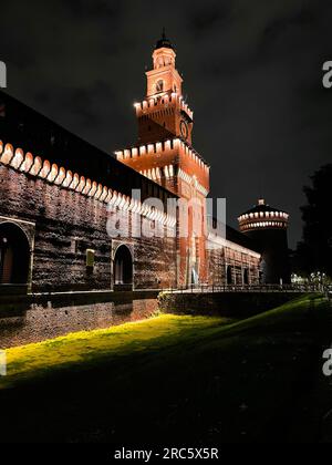 Milan, Italie - 1 AVRIL 2022 : le Castello Sforzesco est une fortification médiévale située à Milan. Construit au 15e siècle par Francesco Sforza, duc Banque D'Images