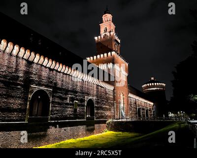 Milan, Italie - 1 AVRIL 2022 : le Castello Sforzesco est une fortification médiévale située à Milan. Construit au 15e siècle par Francesco Sforza, duc Banque D'Images