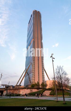 Milan, Italie - Mars 31 2022 : CityLife abrite des immeubles d'appartements de luxe et des gratte-ciel avant-gardistes, des boutiques à la mode, des restaurants mondiaux, et un Banque D'Images