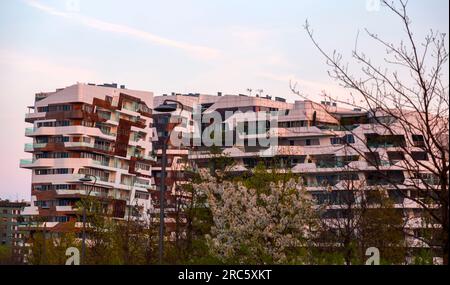 Milan, Italie - Mars 31 2022 : CityLife abrite des immeubles d'appartements de luxe et des gratte-ciel avant-gardistes, des boutiques à la mode, des restaurants mondiaux, et un Banque D'Images