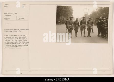 L'image montre un défilé de retour de la 28e division à Philadelphie, Pennsylvanie. Il présente plusieurs soldats décorés qui ont été reconnus pour leur bravoure pendant la première Guerre mondiale. De gauche à droite, ils sont : 1st Sgt W.H. Griffith avec la Croix de Guerre, le bugler Ray Tilbury avec la Medal of Honor, le sergent R.F. Orr avec la Croix de Guerre, et le Caporal Ayers avec la Médaille d'honneur. Cette photographie a été prise le 22 mai 1919. La description de l'image est intitulée SUBIECT 53373 cpl. Warner, S.C. Banque D'Images