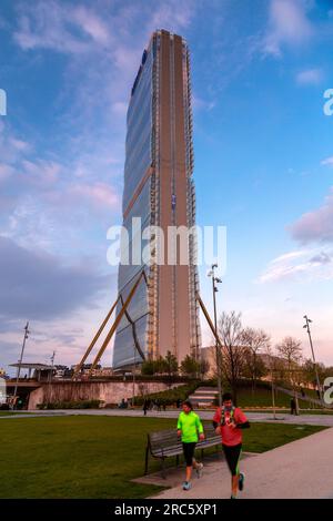 Milan, Italie - Mars 31 2022 : CityLife abrite des immeubles d'appartements de luxe et des gratte-ciel avant-gardistes, des boutiques à la mode, des restaurants mondiaux, et un Banque D'Images