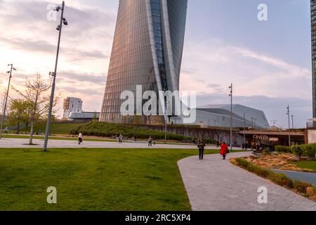 Milan, Italie - Mars 31 2022 : CityLife abrite des immeubles d'appartements de luxe et des gratte-ciel avant-gardistes, des boutiques à la mode, des restaurants mondiaux, et un Banque D'Images