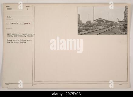 Voici une image des bâtiments de l'atelier de camions sur la voie n°4 à Camp Pullman, France. La photographie a été prise le 4 septembre 1918 et est identifiée par le symbole E. elle a été émise par la 21e Grande Div Transportation corps. Banque D'Images