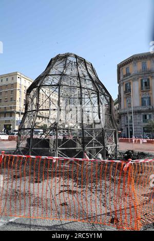 Naples, Campanie, Italie. 12 juillet 2023. 12/07/2023 Naples, Venere degli stracci de Pistoletto sur la Piazza Municipio en feu, l'œuvre inaugurée il y a 15 jours par Nadal maestro a été complètement détruite.les flammes ont éclaté autour de 5,30 du matin, il est pensé pour être incendie criminel. (Image de crédit : © Fabio Sasso/ZUMA Press Wire) USAGE ÉDITORIAL SEULEMENT! Non destiné à UN USAGE commercial ! Banque D'Images