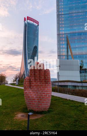 Milan, Italie - Mars 31 2022 : CityLife abrite des immeubles d'appartements de luxe et des gratte-ciel avant-gardistes, des boutiques à la mode, des restaurants mondiaux, et un Banque D'Images