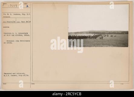 Cavaliers de l'armée nationale en formation à fort Sam Houston, Texas. On voit les soldats participer à des exercices d'entraînement. La photographie a été prise par elle. E. N. Jackson, signal Reserve corps, le 28 juin 1918. L'image a été censurée et publiée par le censeur du M.I.B. le 20 juillet 1918. Banque D'Images