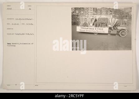 Soldats participant à un défilé de la victoire à New York. Le défilé a eu lieu au Camp Merritt et a mis en vedette des soldats réaffectant des vêtements récupérés. Lieutenant Geo. H. Lyon S.C. a capturé l'image le 3 mai 1919. Cette photographie porte le numéro 47916 et montre la Division de sauvetage au Camp Merritt, New Jersey, dirigée par EC. Hearn. Banque D'Images