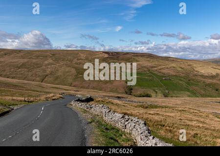 Vue imprenable sur le paysage et la cascade prises dans le North Yorkshire Banque D'Images