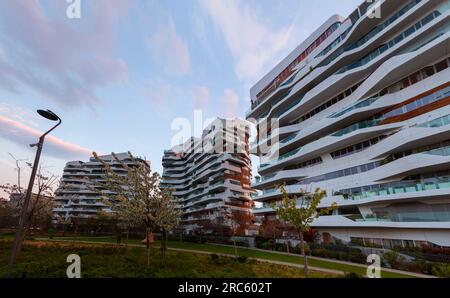 Milan, Italie - Mars 31 2022 : CityLife abrite des immeubles d'appartements de luxe et des gratte-ciel avant-gardistes, des boutiques à la mode, des restaurants mondiaux, et un Banque D'Images