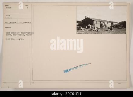 Mess line à Aytre, en France, montrant des soldats du 21e corps de transport de Grande Division pendant leur déploiement au Camp Pullman. Cette photo a été prise le 12 octobre 1918. Banque D'Images