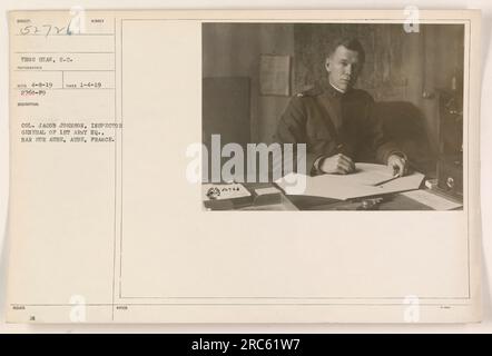 Le colonel Jacob Johnson, Inspecteur général du QG de la 1e Armée, est vu ici à Bar sur Aube, Aube, France. La photographie a été prise par Thos Shaw le 1-4-19. L'image montre le colonel Johnson debout devant un bâtiment, avec le soleil se levant en arrière-plan. Banque D'Images