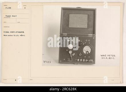 Soldats utilisant des appareils du corps de signalisation, en particulier le wavemeter S.C.R.60-C, pendant la première Guerre mondiale. La photographie, numérotée 37 223, a été prise par un photographe du signal corps et fait partie d'une collection documentant les activités militaires américaines. Les soldats utilisaient l'appareil pour mesurer les types de vagues, le type de vague spécifique étant noté « y ». Banque D'Images