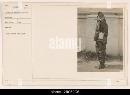 Soldat portant un costume de masque à gaz Tissot pendant la première Guerre mondiale. Ce procès a été délivré pour la protection contre la guerre chimique. La photographie a été prise par le photographe numéro 54535 le 2 avril 1919. Banque D'Images