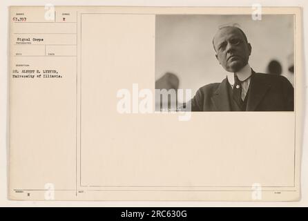Albert H. Lybyer de l'Université de l'Illinois pose pour une photographie pendant la première Guerre mondiale. Il est vu tenant un papier avec le numéro 63 397 signifiant son identification avec le signal corps. La photographie a été prise par un photographe nommé REC D. l'image est étiquetée avec la description 'Dr. ALPERT H. LYBYER, Université de l'Illinois et porte la note '943397 - SYMBOLE H B.' Banque D'Images