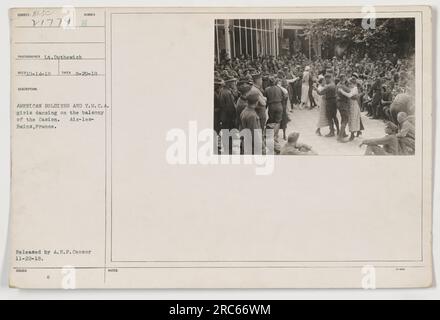 Des soldats américains et des filles de Y.M.C.A. vus danser sur le balcon du Casino à Aix-les-bains, France. La photographie a été prise le 29 août 1918 et a été publiée par le censeur des Forces expéditionnaires américaines le 22 novembre 1918. Banque D'Images