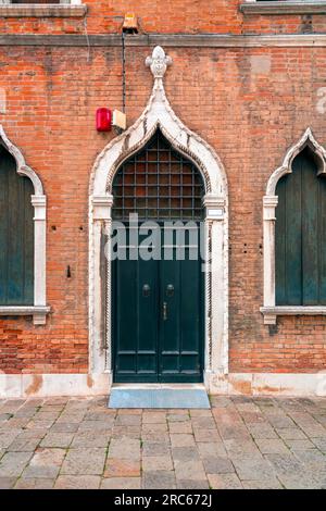 Porte et fenêtres de style vénitien typique, détails architecturaux de Venise, Vénétie Italie Banque D'Images