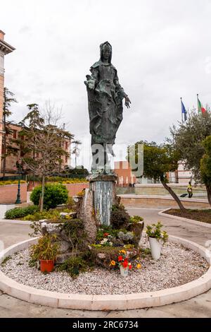 Venise, Italie - 2 avril 2022 : Statue en bronze de la Vierge Marie, Immaculée Vierge à Venise, Italie. Banque D'Images
