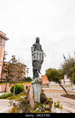Venise, Italie - 2 avril 2022 : Statue en bronze de la Vierge Marie, Immaculée Vierge à Venise, Italie. Banque D'Images