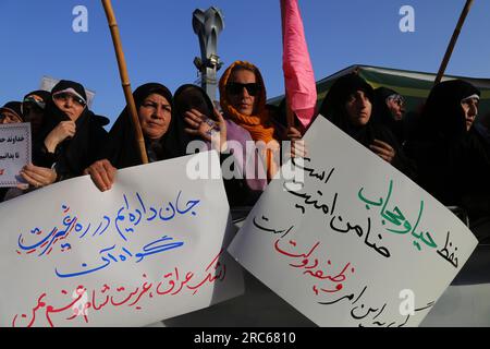 Téhéran, Iran. 12 juillet 2023. Des femmes iraniennes voilées assistent à un rassemblement pro-hijab pour marquer le jour du hijab et de la chasteté sur la place Imam Hossein dans le centre-ville de Téhéran. (Image de crédit : © Rouzbeh Fouladi/ZUMA Press Wire) USAGE ÉDITORIAL SEULEMENT! Non destiné à UN USAGE commercial ! Banque D'Images