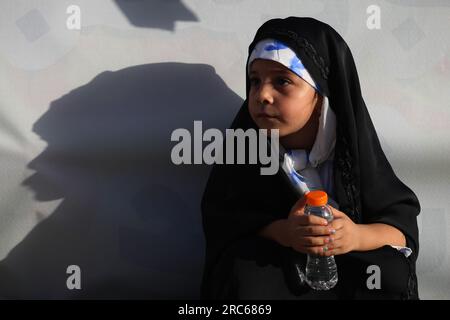 Téhéran, Iran. 12 juillet 2023. Une fille iranienne voilée assiste à un rassemblement pro-hijab pour marquer le jour du hijab et de la chasteté sur la place Imam Hossein dans le centre-ville de Téhéran. (Image de crédit : © Rouzbeh Fouladi/ZUMA Press Wire) USAGE ÉDITORIAL SEULEMENT! Non destiné à UN USAGE commercial ! Banque D'Images