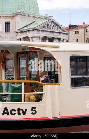 Venise, Italie - 2 avril 2022 : vaporetto transportant des passagers à travers les canaux à Venise, Vénétie, Italie du Nord-est. Banque D'Images