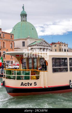 Venise, Italie - 2 avril 2022 : vaporetto transportant des passagers à travers les canaux à Venise, Vénétie, Italie du Nord-est. Banque D'Images